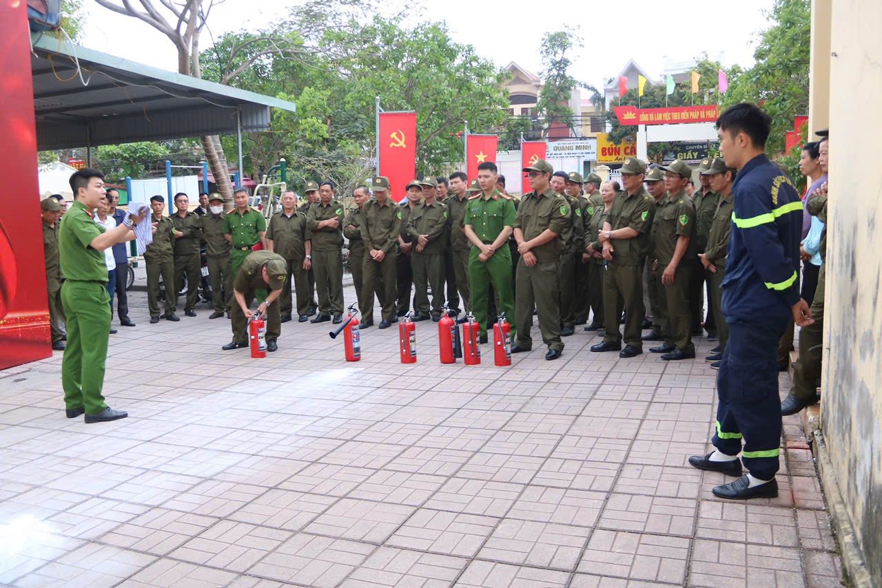 Tập huấn nghiệp vụ PCCC&CNCH cho trên 150 cán bộ cơ sở, lực lượng tham gia bảo vệ ANTT trên địa bàn phường Đồng Hoà (quận Kiến An)